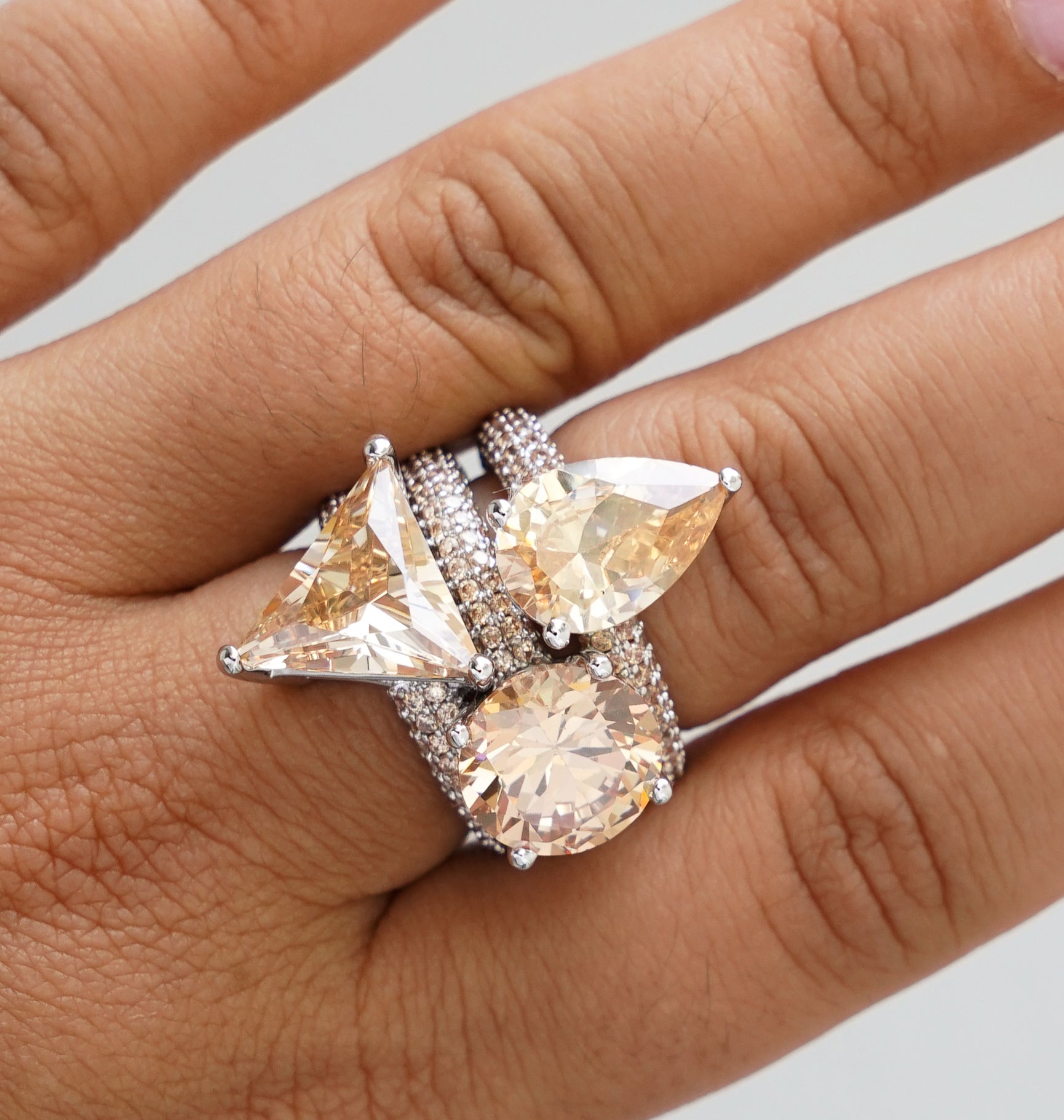 Mega triangle ring beige silver