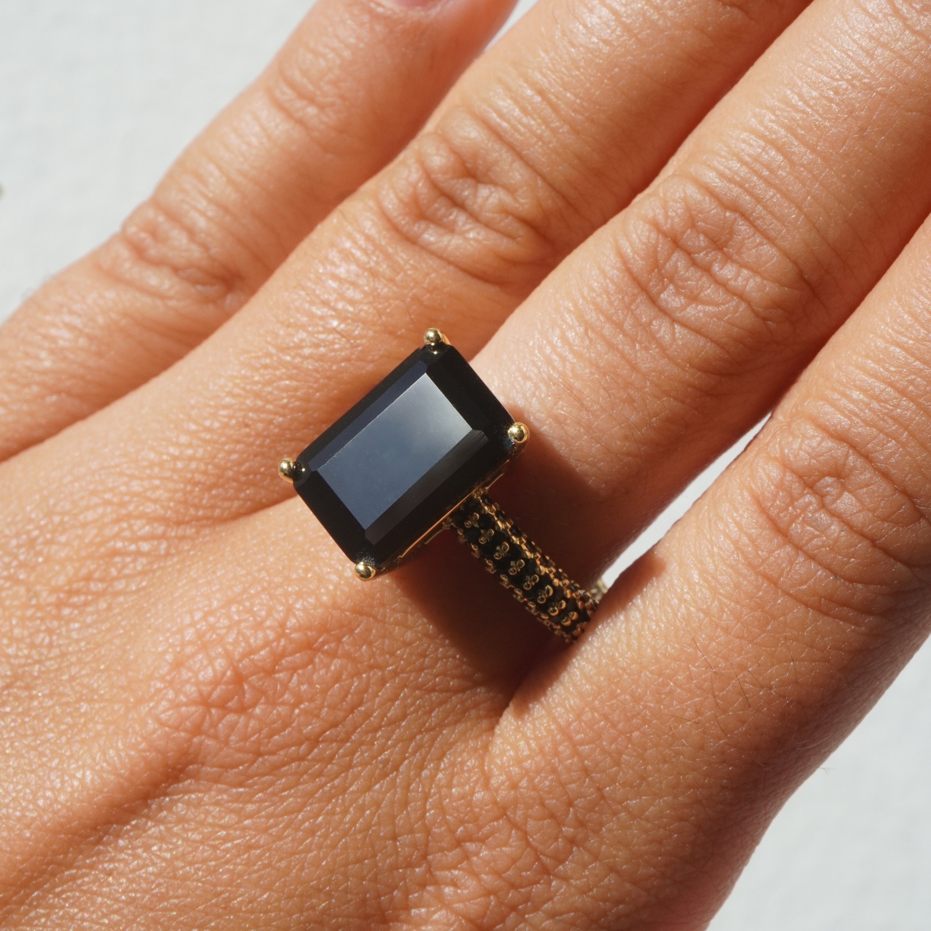 Mega rectangle ring black gold