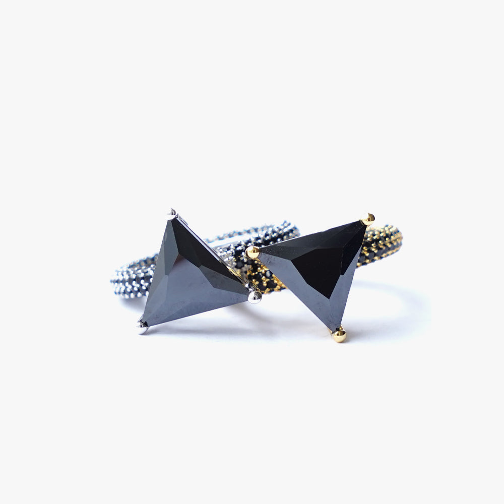 Mega triangle ring black gold